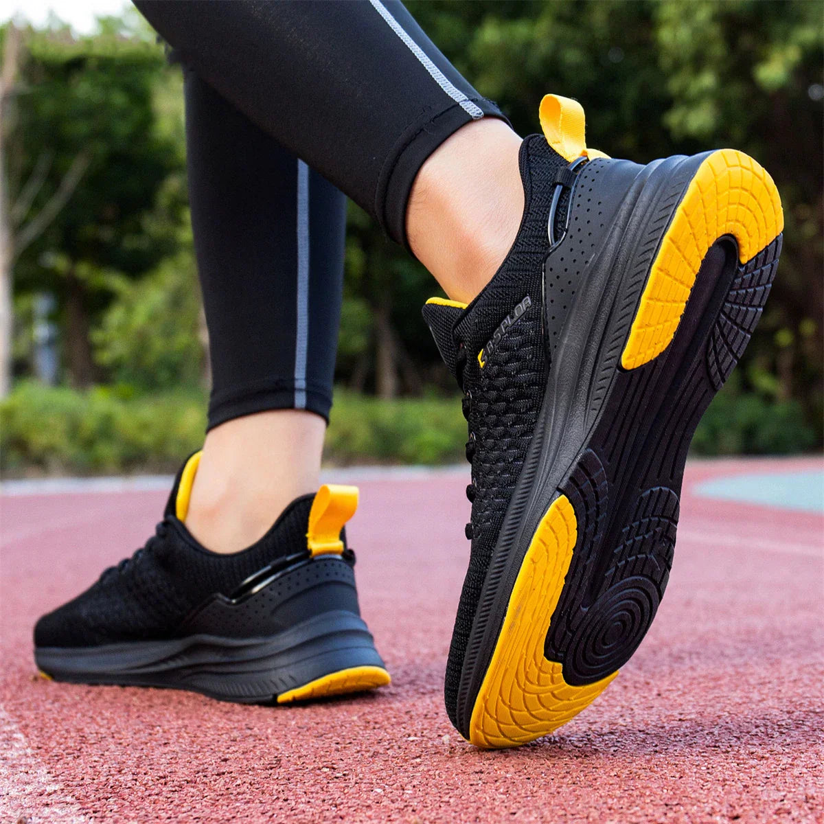 New Running Shoes Men's Casual Lightweight Designer Mesh Sneakers Male Outdoor Breathable Lace-Up Sports Walking Shoes