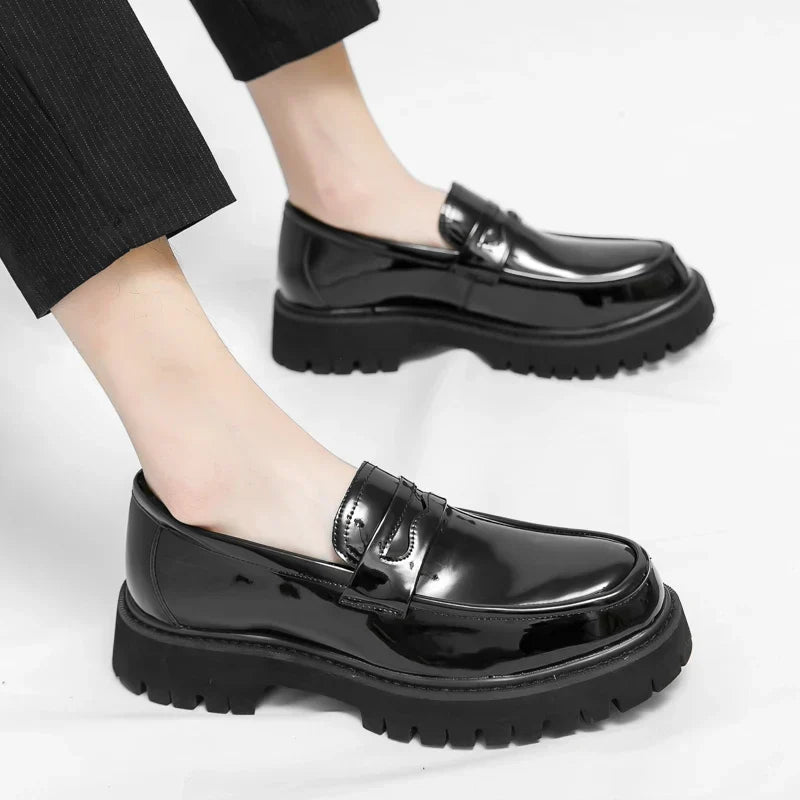 حذاء رجالي فاخر ماركة بريطانية كلاسيكية مدبب، أحذية رجالية من الجلد اللامع الأسود لحفلات الزفاف، أحذية أكسفورد رسمية لامعة عصرية.