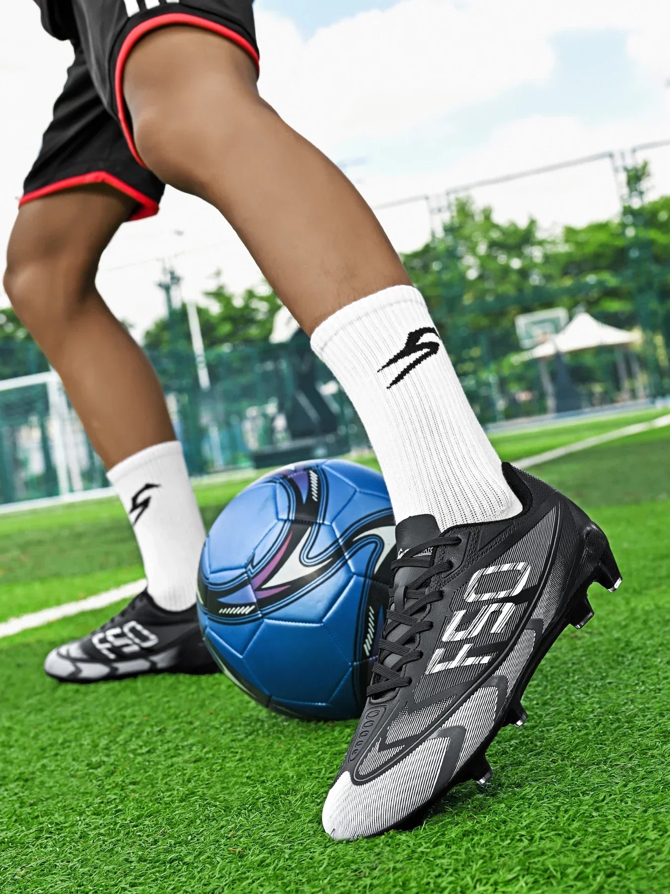 Popular low-top football boots, broken nails, TF and spikes FG unisex styles, 2 colors to choose from, breathable and non-slip