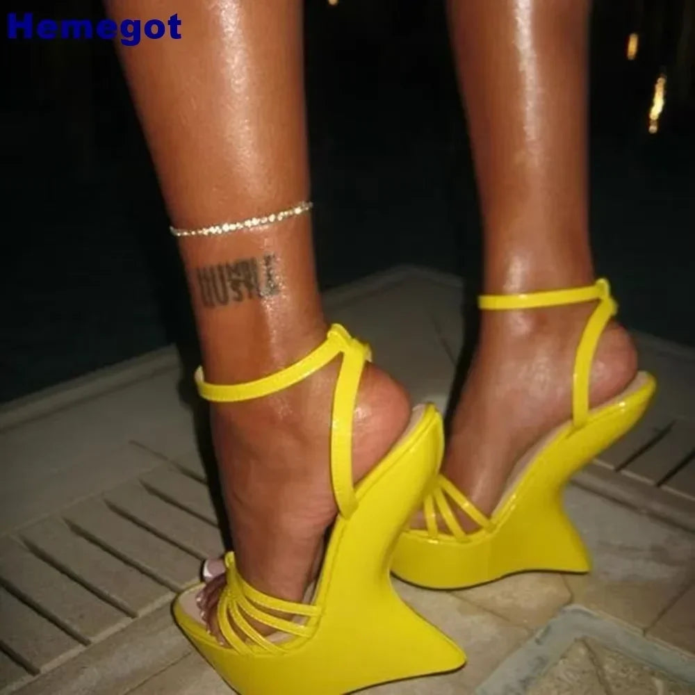 2025 Platform Open Toe Weird Heel Sandals Summer New Cross Strap Street Buckle Party Sandal Solid Color Fashion Women Sandals
