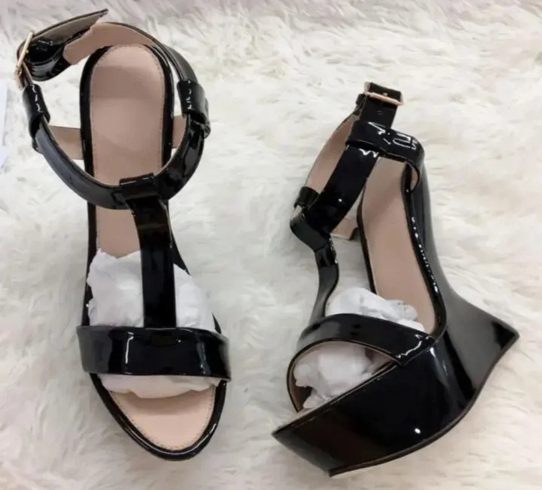 2025 Platform Open Toe Weird Heel Sandals Summer New Cross Strap Street Buckle Party Sandal Solid Color Fashion Women Sandals
