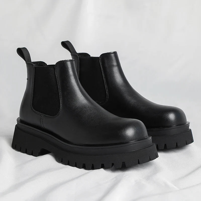 حذاء تشيلسي رجالي متعدد الاستخدامات كاجوال بنمط بريطاني مع رفع، مقترن بأحذية الكاحل العصرية والبسيطة للارتداء الخارجي.