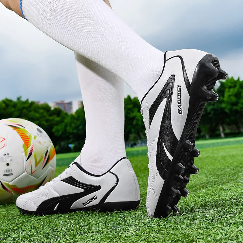 New high-top soccer shoes with long studs for teenagers and students, suitable for boys and girls, stylish, durable, and trendy