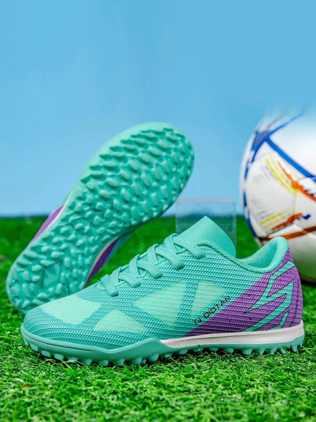Low-top, soccer shoes, unisex, TF and FG, slip-resistant and wear-resistant, available in 3 colors. Sole spikes Not above ankle