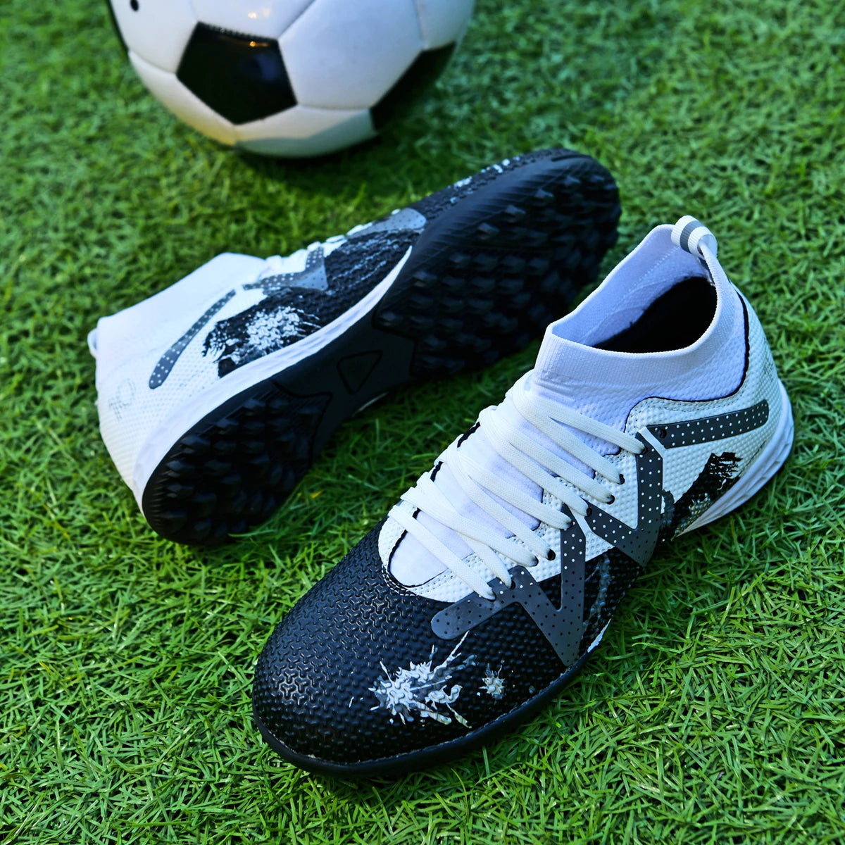 Integrated Molding Adult TF football shoes Smooth PU Fabric Non-slip Rubber Outsole Wearproof Indoor And Outdoor Turf Field Shoe